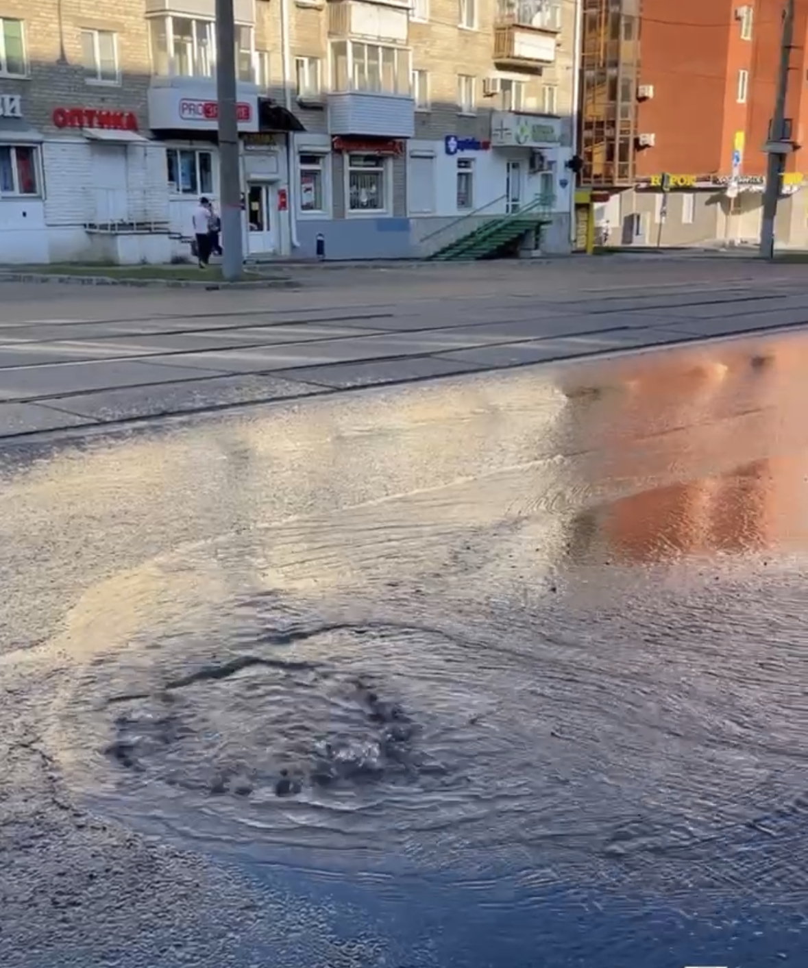 В Перми из-за коммунальной аварии затопило улицу Борчанинова | 14.08.2023 |  Пермь - БезФормата