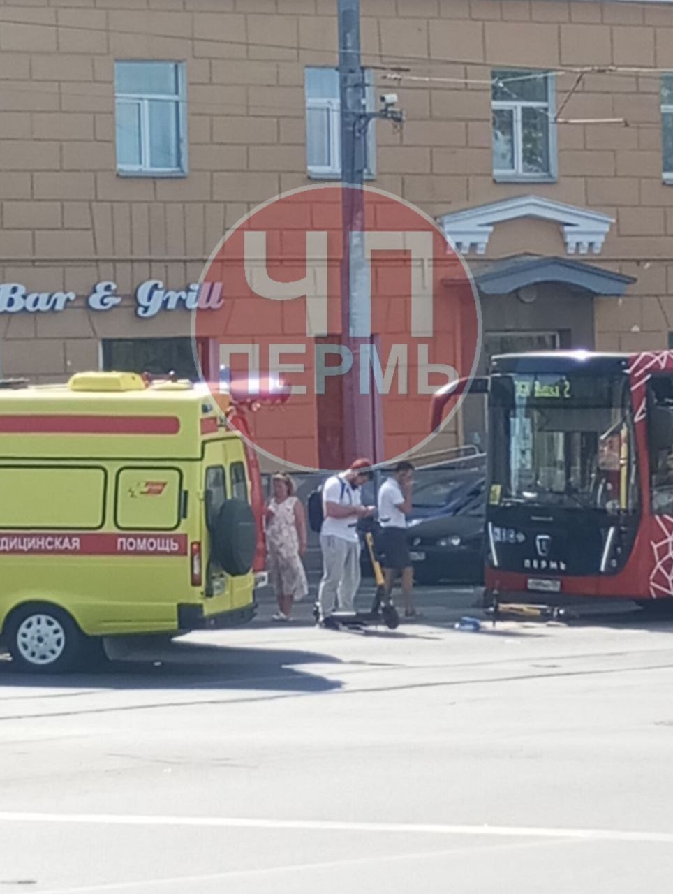 В центре Перми водитель автобуса сбил девушку на электросамокате |  11.08.2023 | Пермь - БезФормата