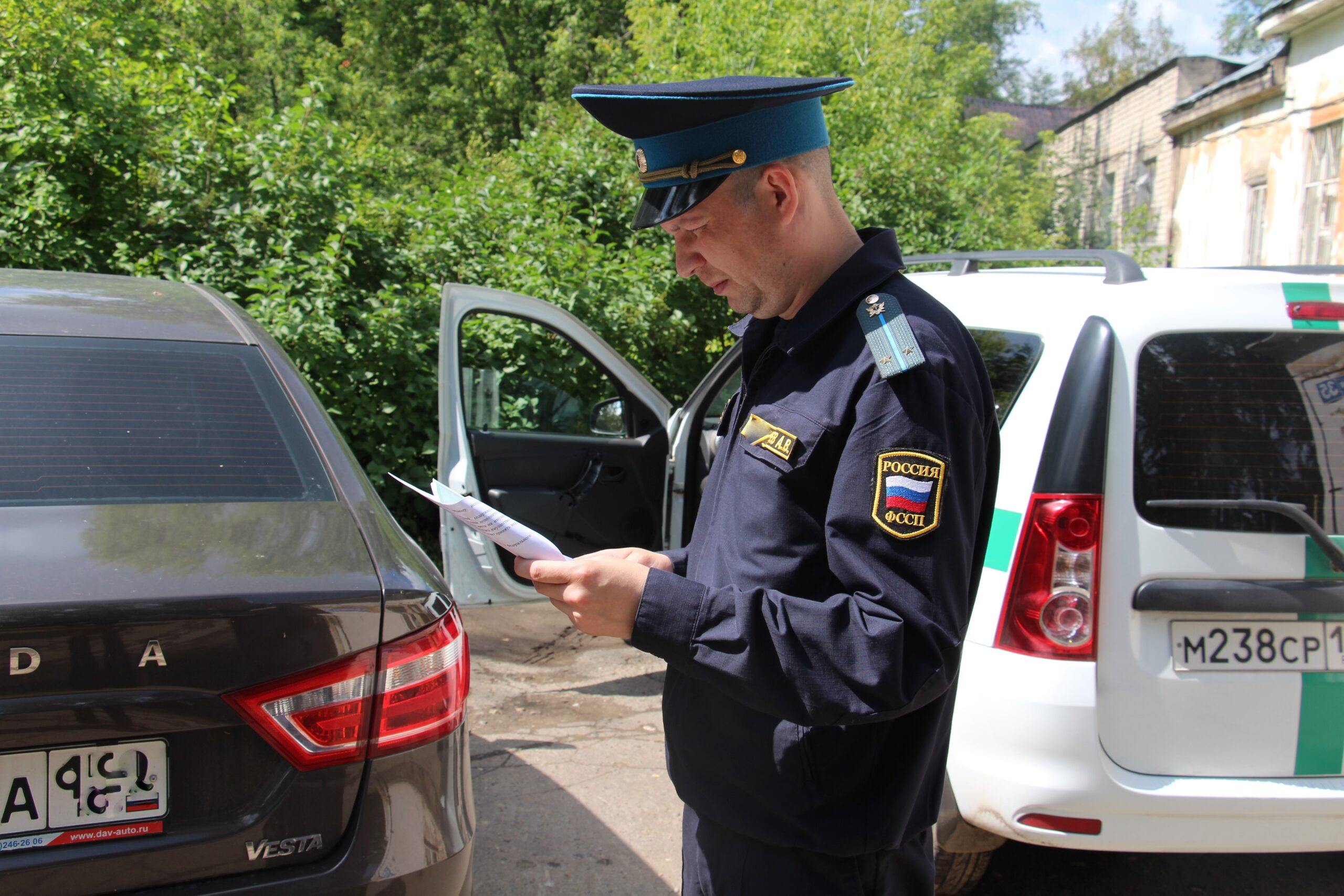 Пермячка разбила топором окно автомобиля, чтобы забрать вещи мужа — В  курсе.ру