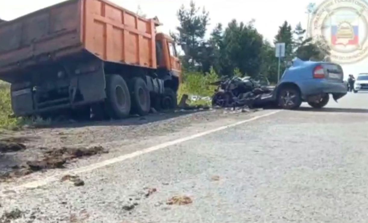 На трассе в Прикамье КамАЗ насмерть раздавил водителя и пассажира  легковушки | 03.08.2023 | Пермь - БезФормата