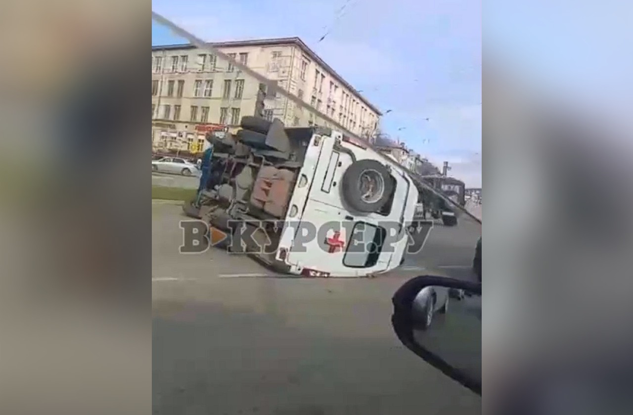 В Мотовилихинском районе Перми перевернулась скорая помощь | 04.09.2023 |  Пермь - БезФормата