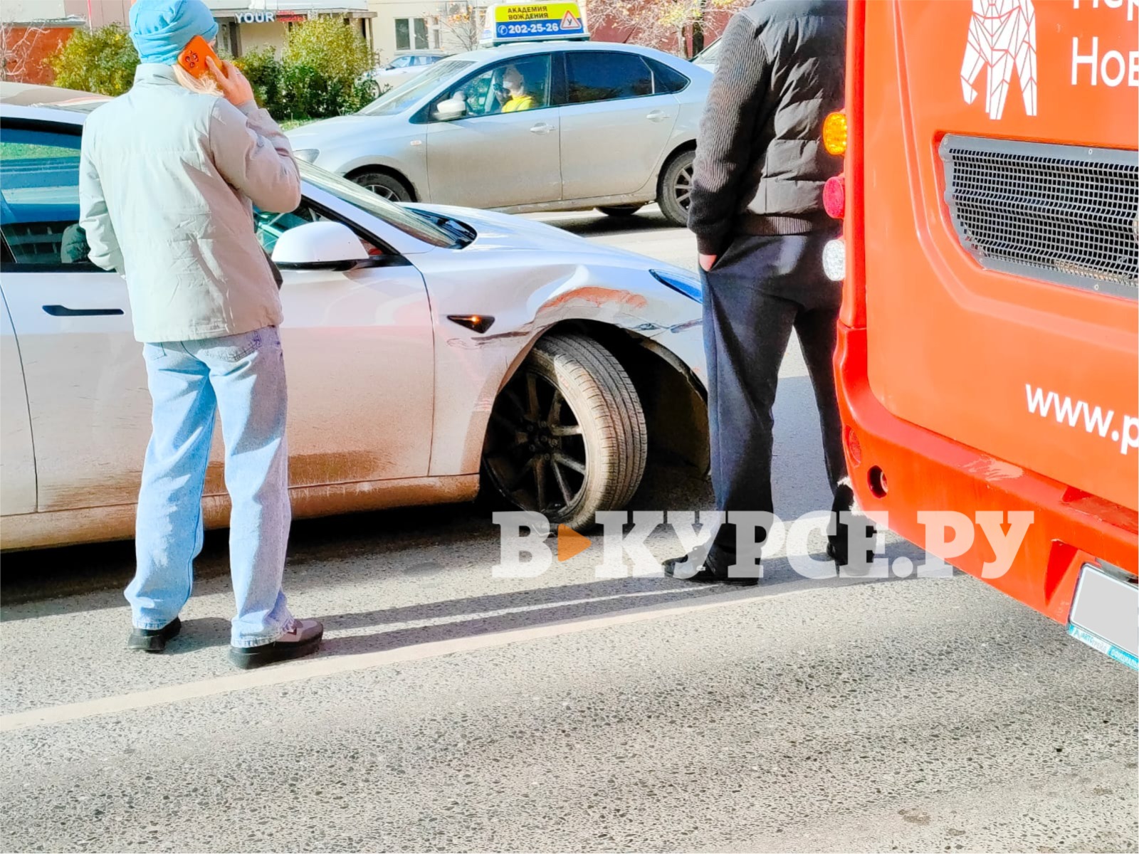 В Мотовилихинском районе Перми «Тесла» попала в аварию | 17.10.2023 | Пермь  - БезФормата