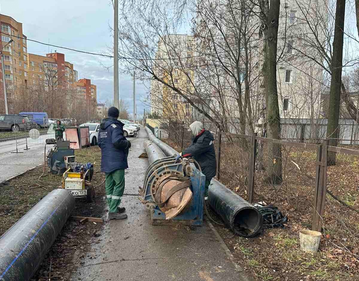 В Перми на улице Хрустальная ремонтируют аварийный коллектор — В курсе.ру