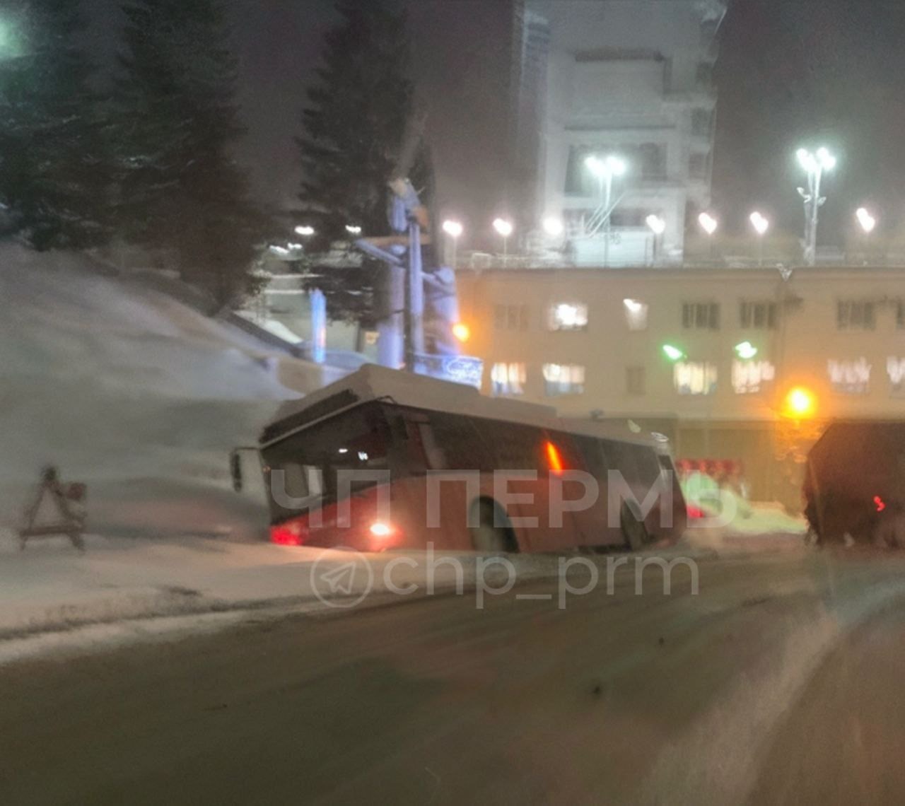 В Перми из-за снегопада автобус не вошел в поворот в районе КамГэс |  23.11.2023 | Пермь - БезФормата