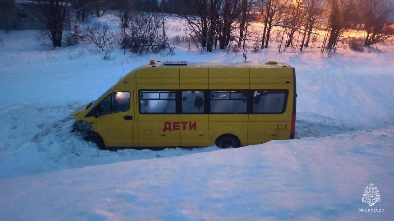 На дороге «Подъезд к городу Пермь от автодороги М-7 Волга» легковушка  врезалась в школьный автобус | 19.12.2023 | Пермь - БезФормата