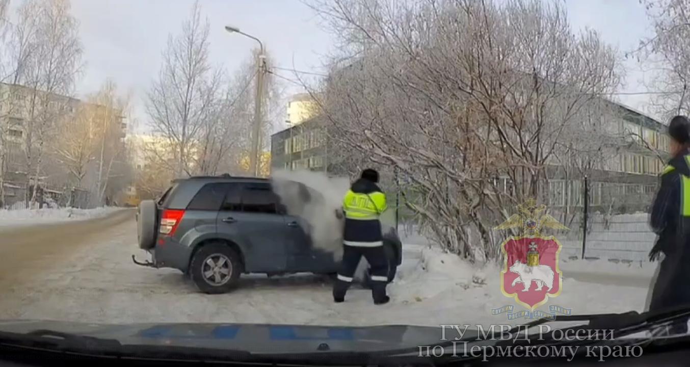 В Перми сотрудники ДПС потушили загоревшийся автомобиль | 14.12.2023 | Пермь  - БезФормата