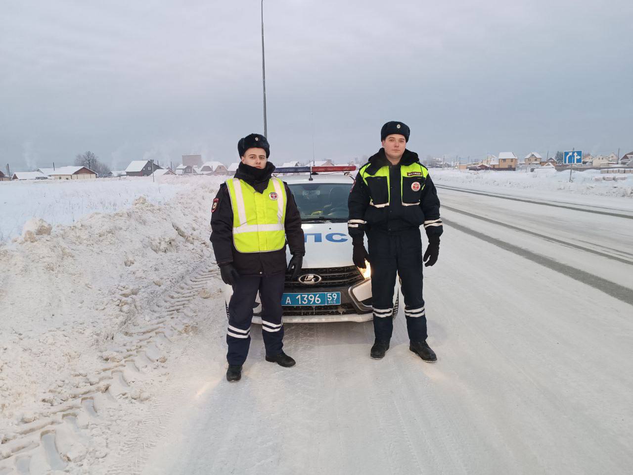 В Прикамье сотрудники ДПС помогли женщине, чей автомобиль вылетел в кювет |  11.12.2023 | Пермь - БезФормата