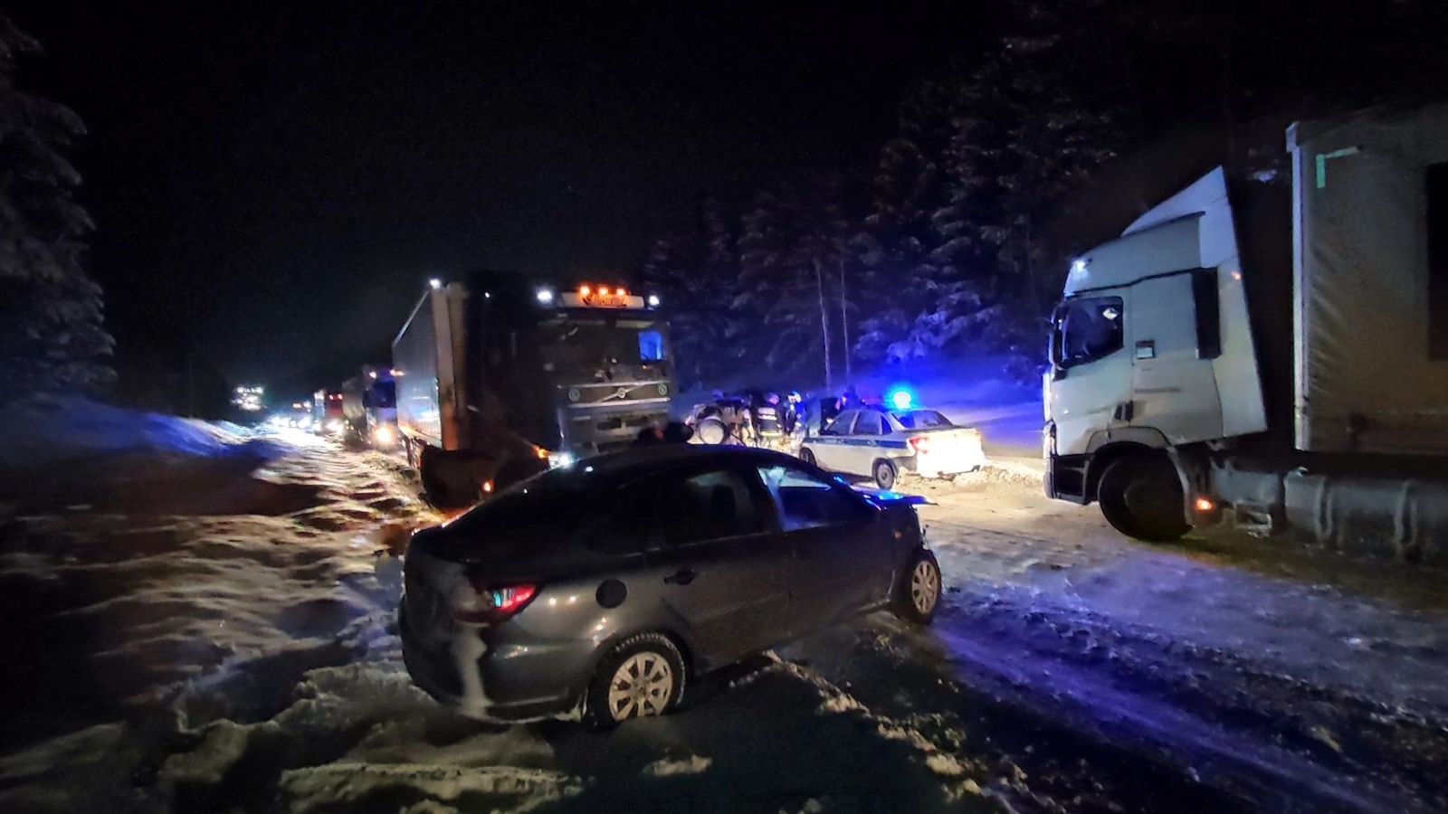 На трассе Пермь — Екатеринбург 1 января произошла массовая авария |  02.01.2024 | Пермь - БезФормата