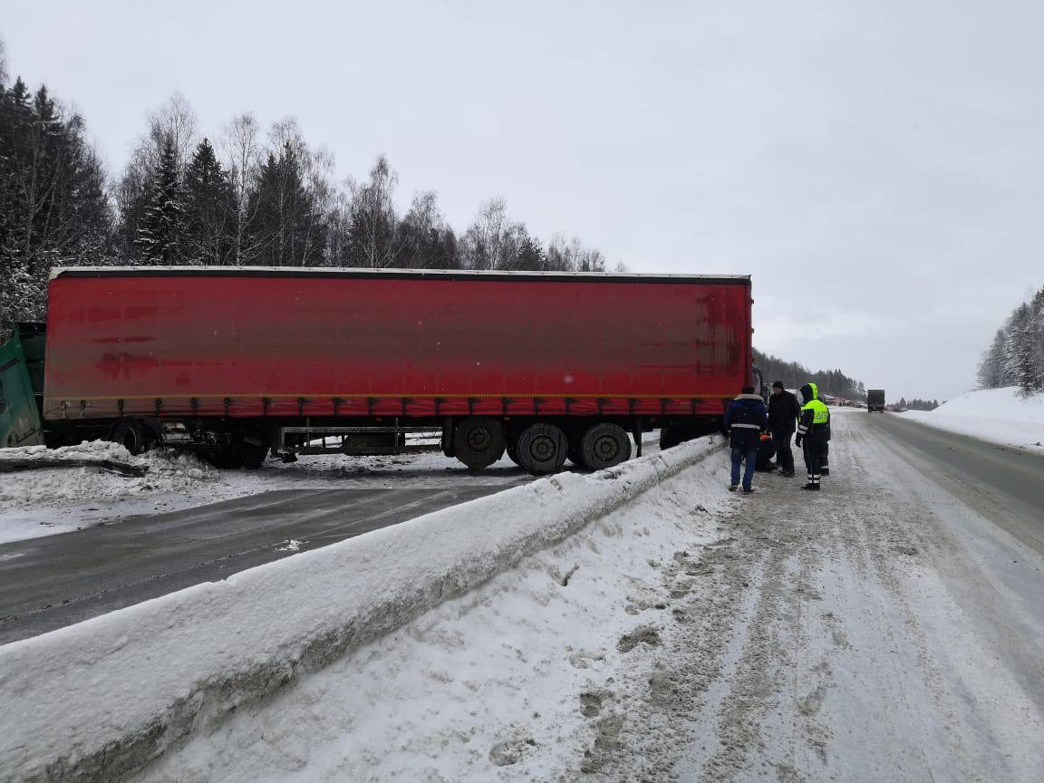 На автодороге «Пермь-Екатеринбург» из-за ДТП перекрыто движение транспорта  | 06.02.2024 | Пермь - БезФормата