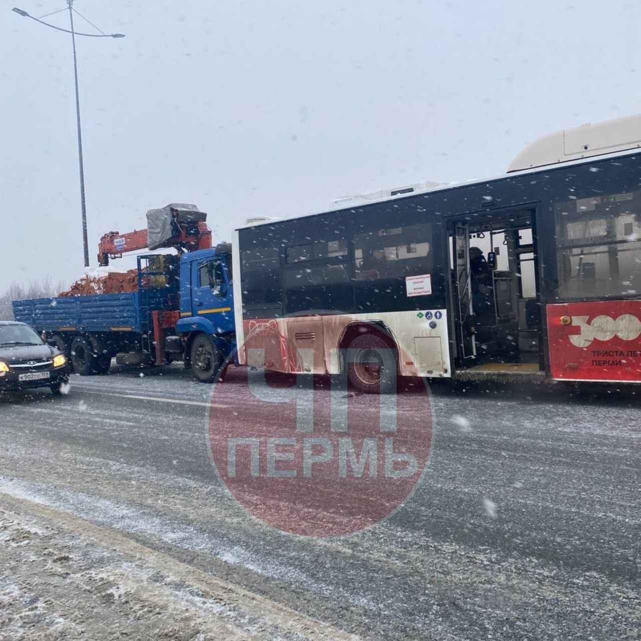 В Перми произошло ДТП с участием грузовика и пассажирского автобуса |  08.02.2024 | Пермь - БезФормата