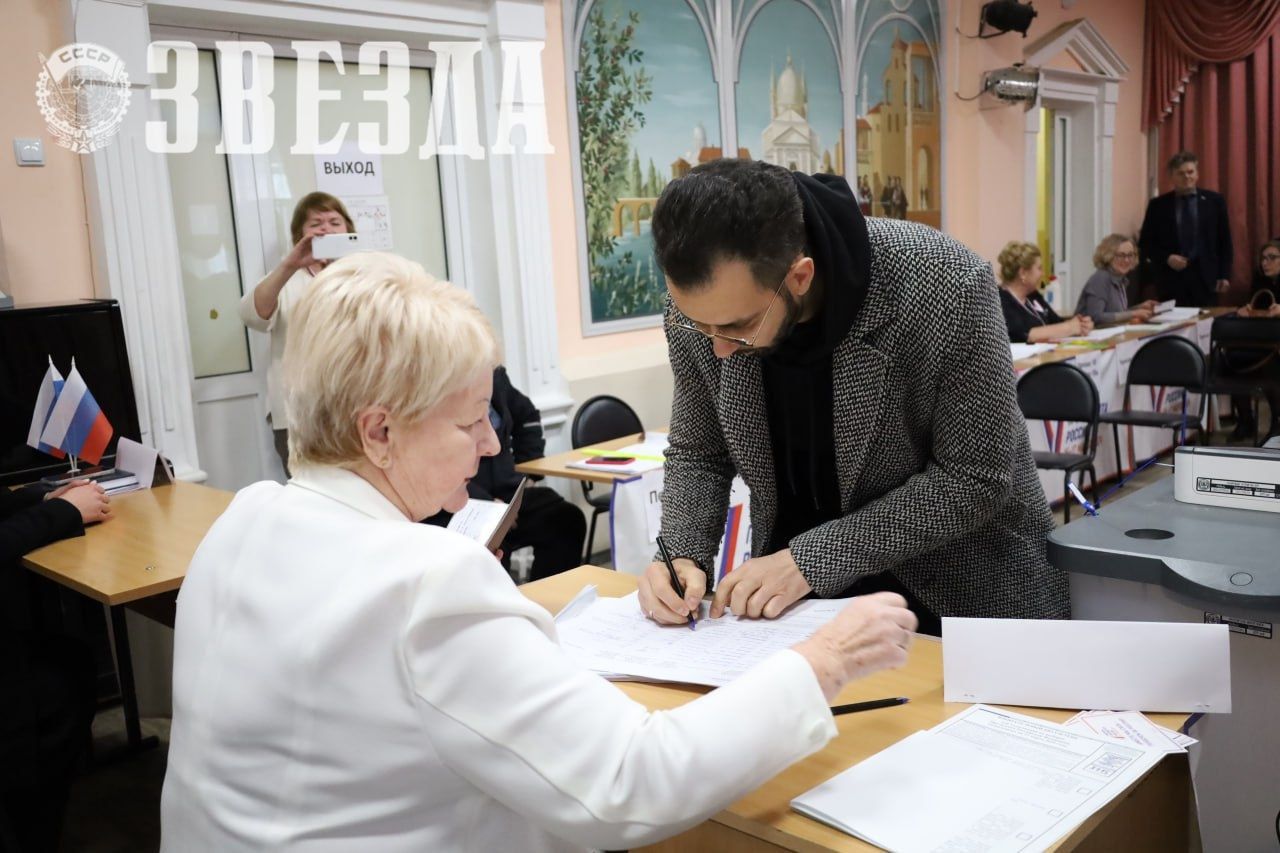 Певец Денис Клявер проголосовал в Перми на президентских выборах |  17.03.2024 | Пермь - БезФормата