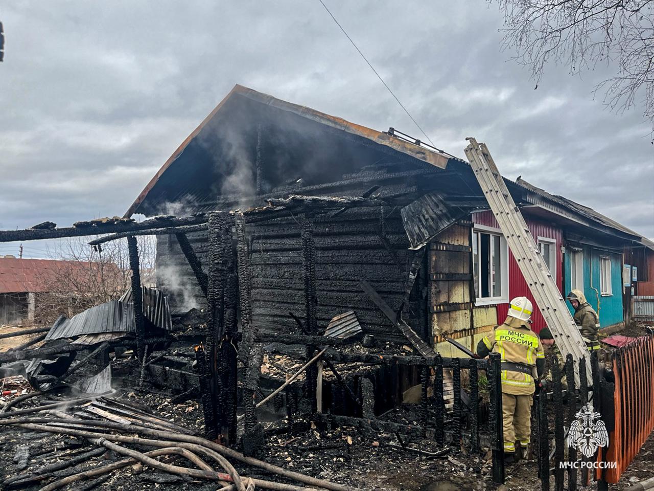 На пожаре в Прикамье спаслись люди | 10.04.2024 | Пермь - БезФормата