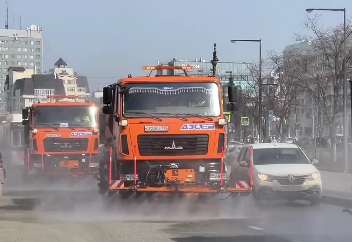 На улицы Перми вышли помывочные машины. Видео | 02.04.2024 | Пермь -  БезФормата