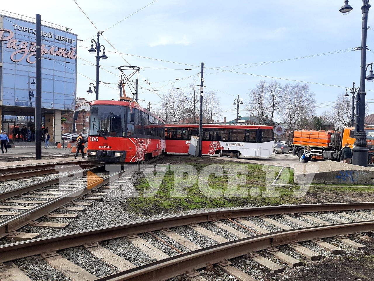 В Перми в микрорайоне Разгуляй трамвай сошел с рельс | 19.04.2024 | Пермь -  БезФормата