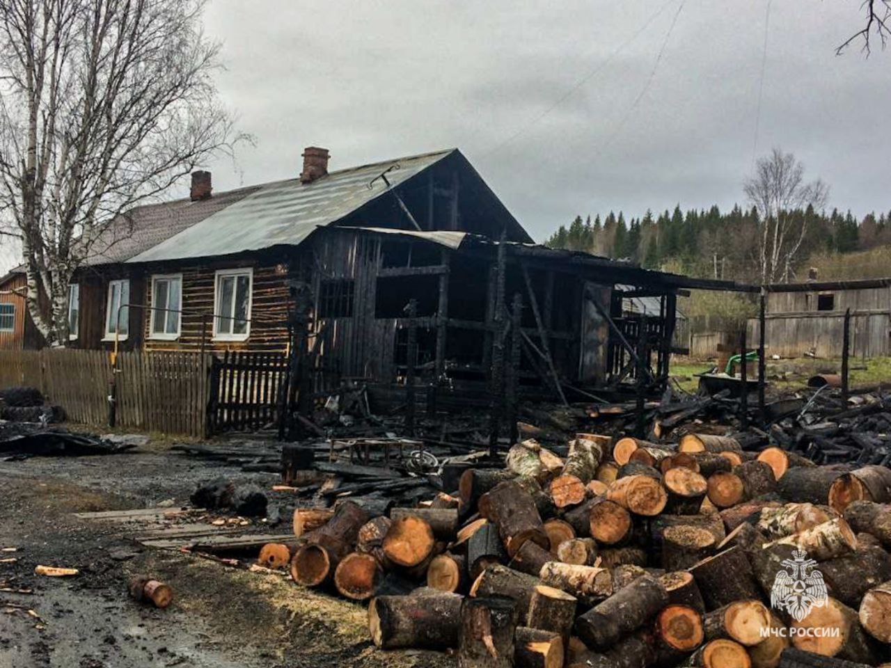 В Пермском поселке неравнодушные соседи спасли 6 человек из горящего дома |  18.05.2024 | Пермь - БезФормата