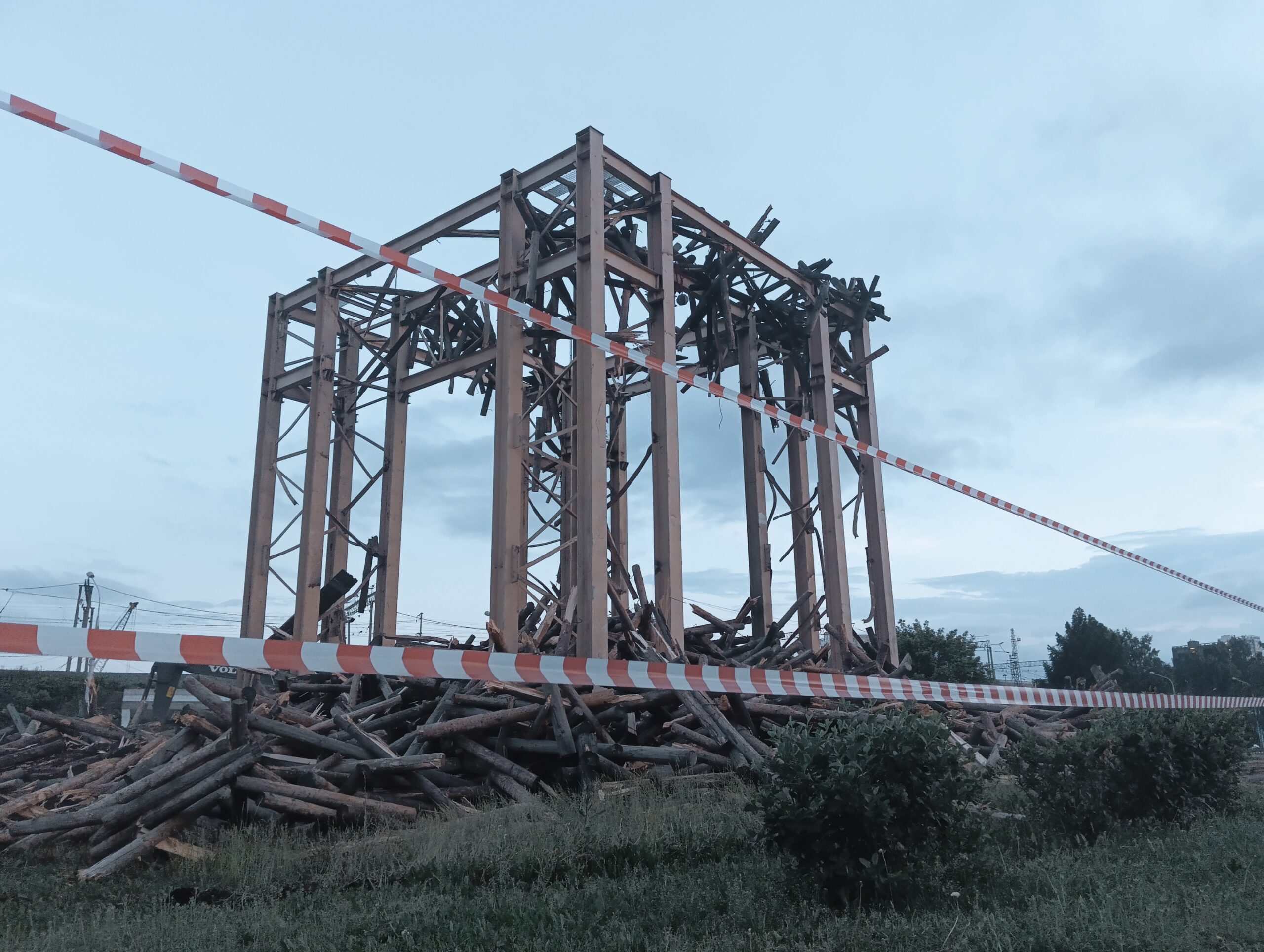 Ушла эпоха: в Перми разобрали арт-объект «Пермские ворота» | 20.06.2024 |  Пермь - БезФормата