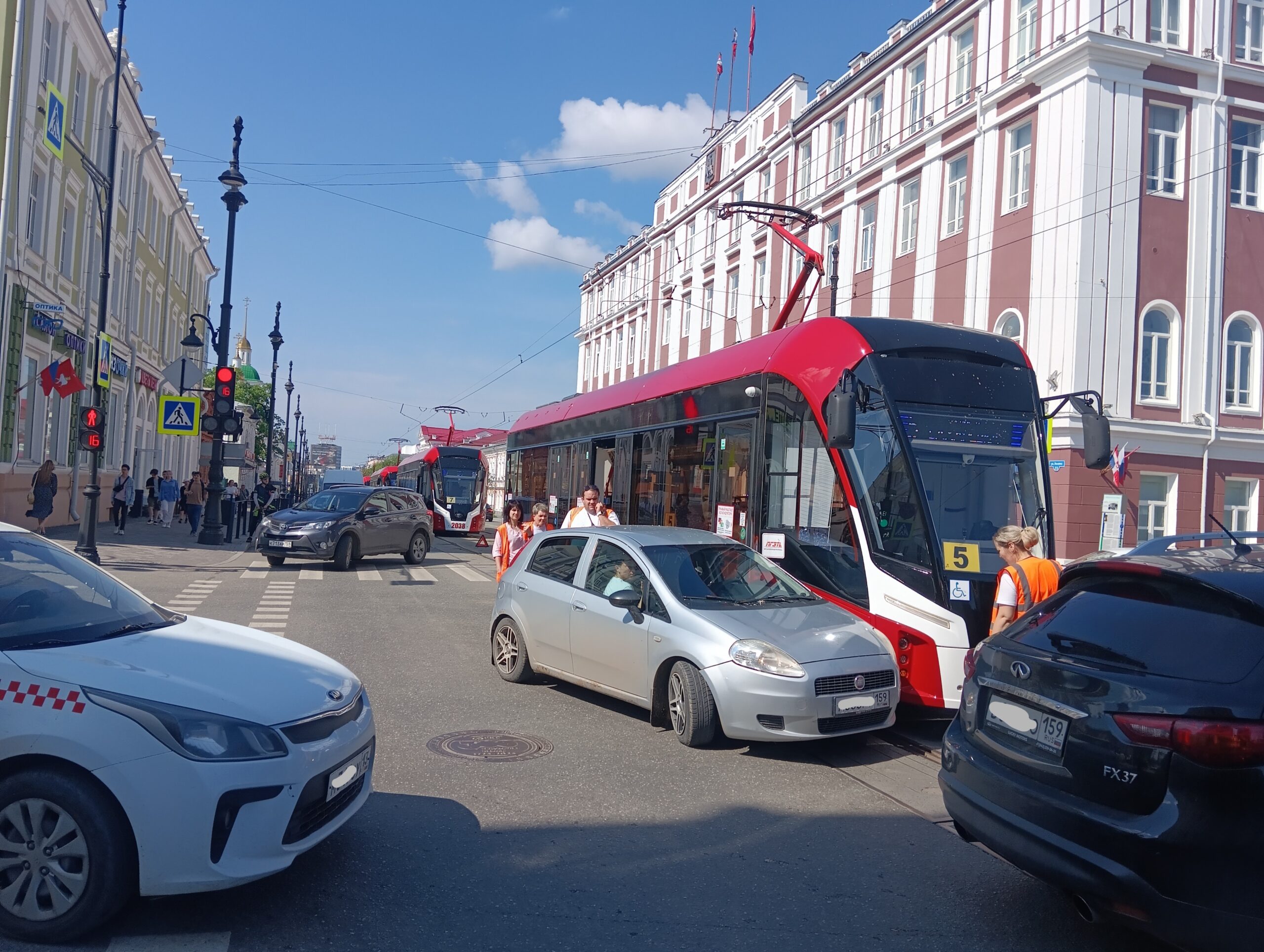 В Перми из-за ДТП у мэрии временно изменилось движение общественного  транспорта | 21.06.2024 | Пермь - БезФормата