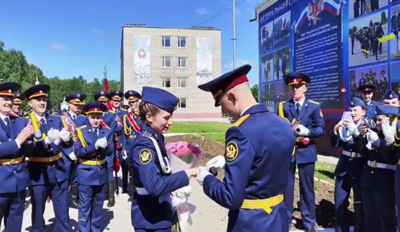 В Перми курсант ФСИН сделал предложение своей девушке во время вручения  дипломов | 30.06.2024 | Пермь - БезФормата