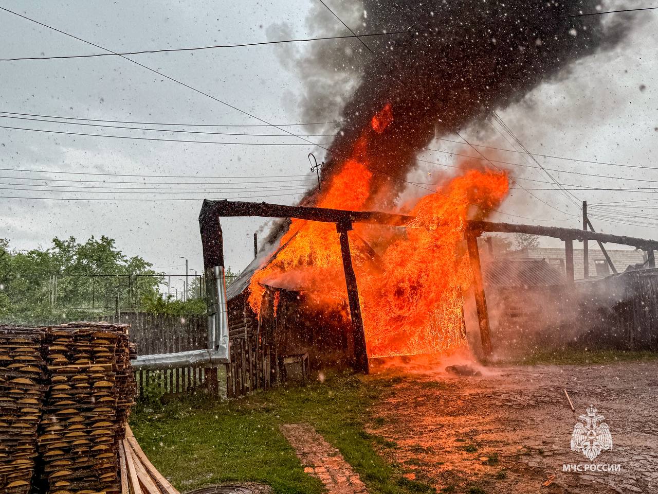 В Прикамье после удара молнии сгорел гараж | 07.06.2024 | Пермь - БезФормата